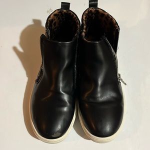 Girls winter shoes.Gently used with lots of life left in them! Size-Big Girl’s 4